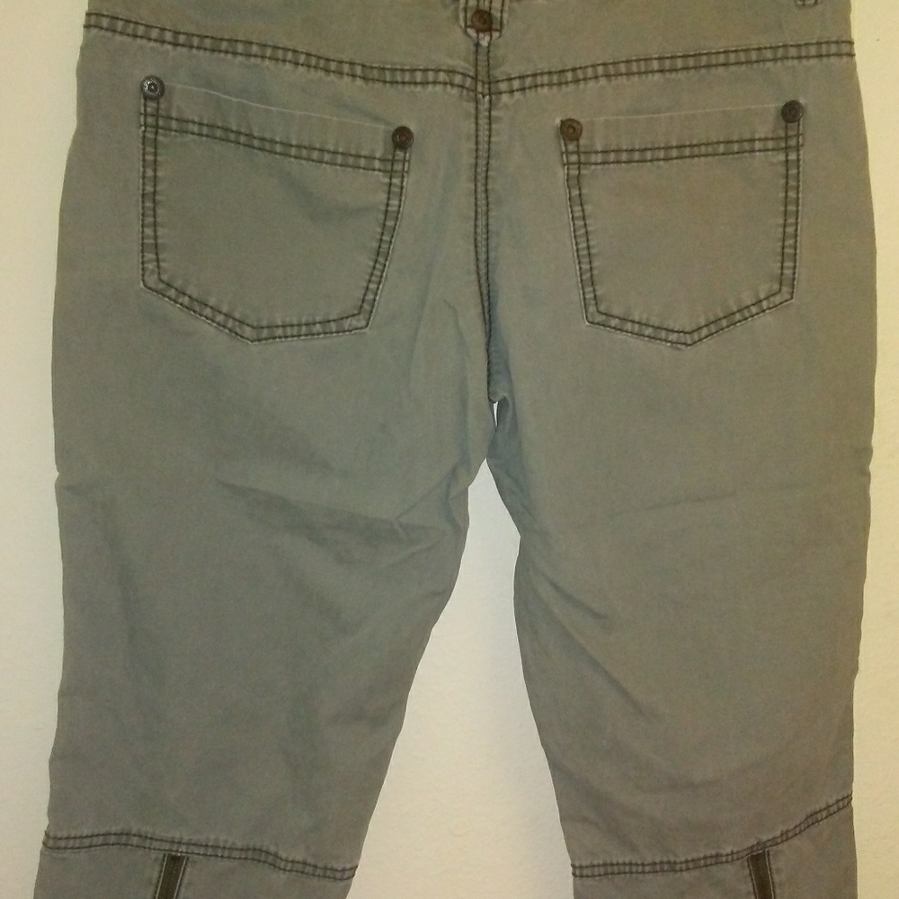 Green capris - Picture 3 of 3